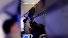 乱気流遭遇で乗客が頭上の荷物収納室にはさまる、スペイン旅客機